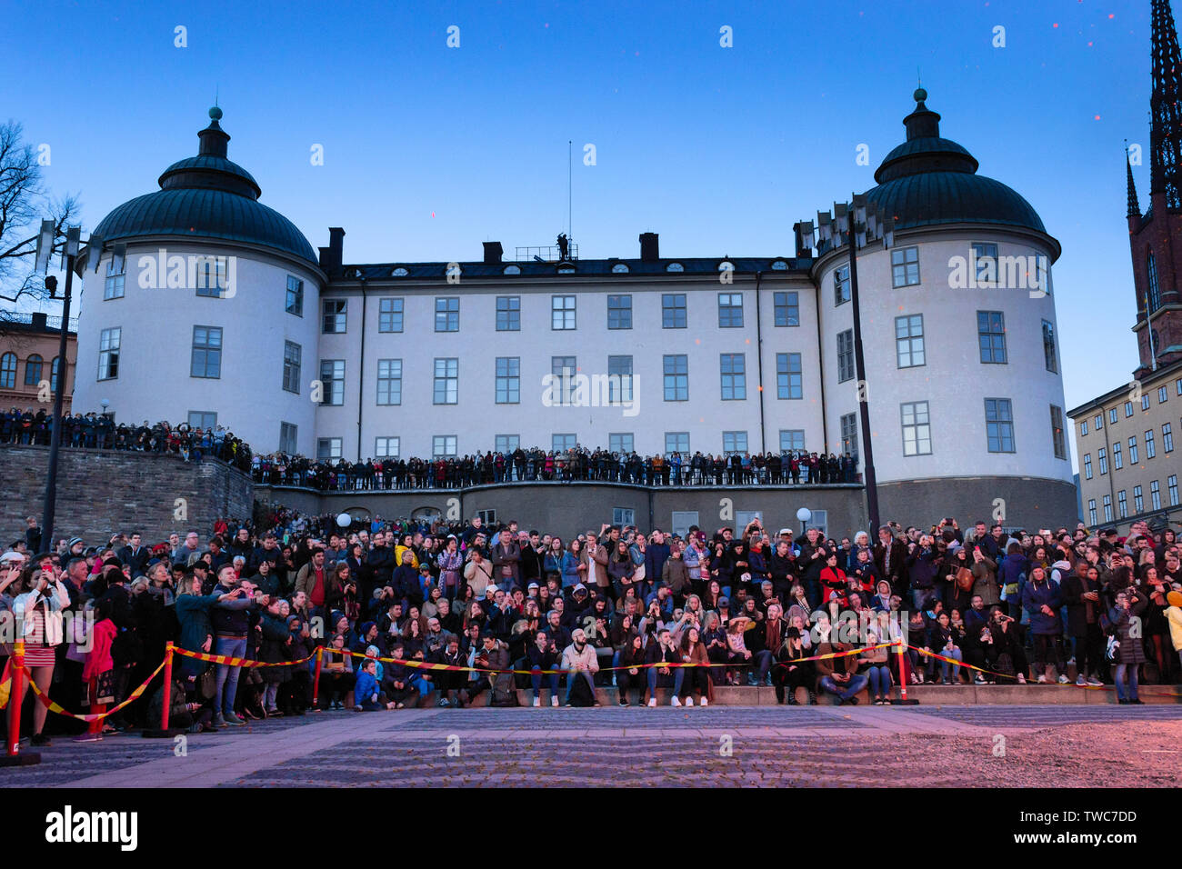 Touristes et foules locales en face du palais Wrangel éclairé par le feu, des fêtes personnalisées de la veille de Mayday Valborg.Riddarholmen, Stockholm, se Banque D'Images