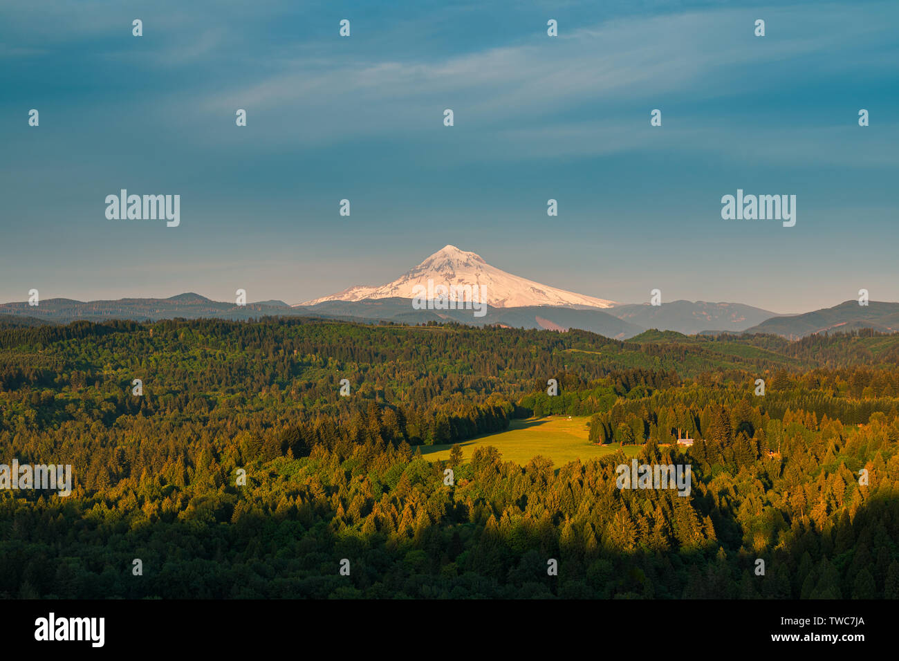 Jonsrud Viewpoint est un point situé dans la ville de Sandy dans l'état américain de l'Oregon. Le point de vue offre des télescopes et d'une vue imprenable sur Moun Banque D'Images