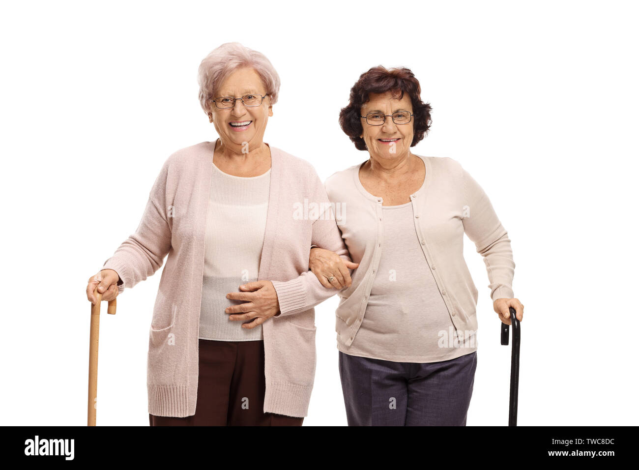 Deux femmes âgées ayant des cannes pour marcher isolé sur fond blanc Banque D'Images
