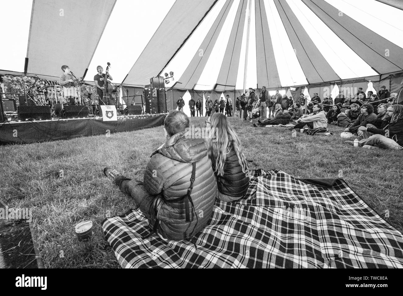 Duo Folk le miel et l'ours jouer live à un public restreint dans une tente à l'entrée à Southwell music festival. Banque D'Images