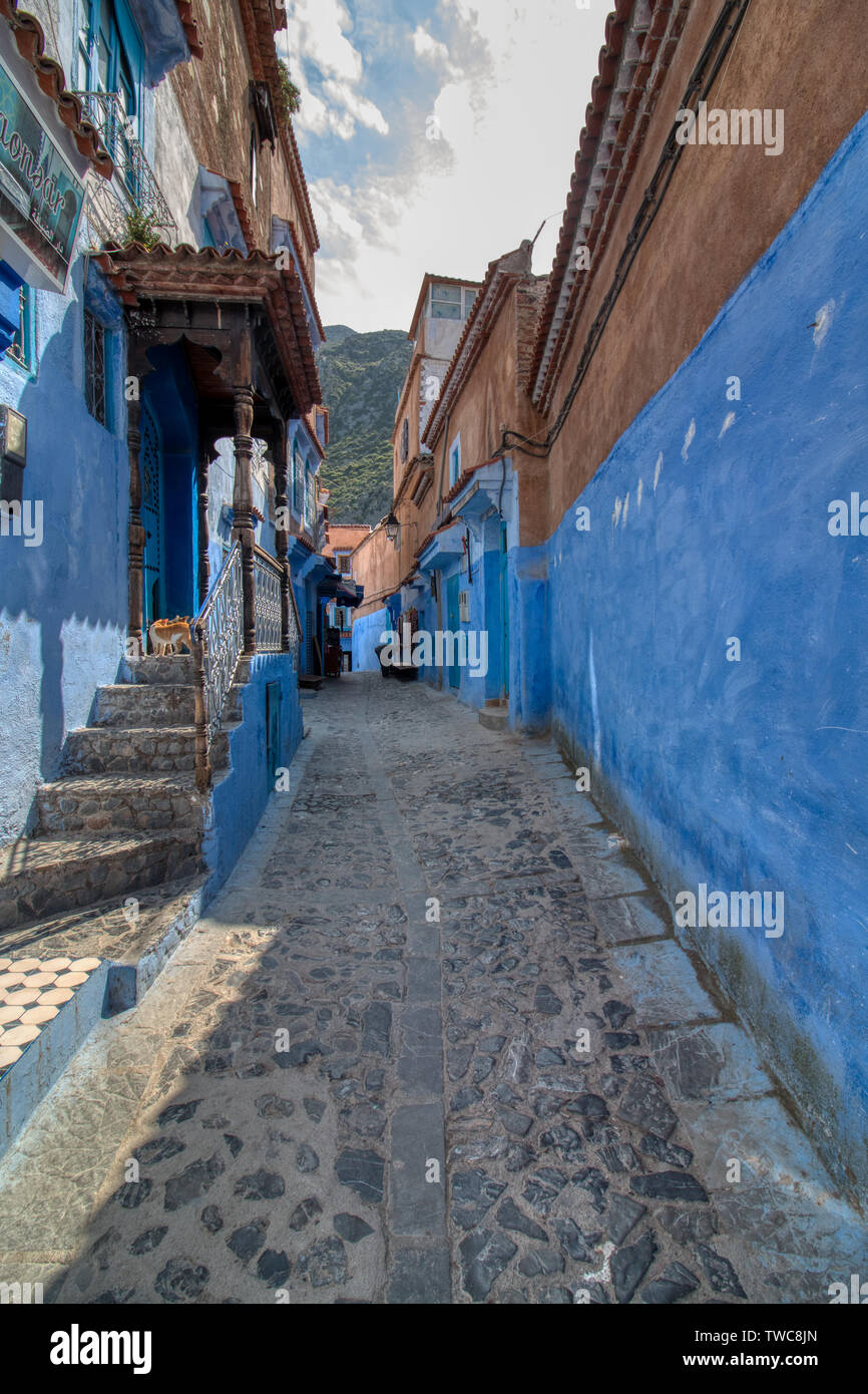 Chaouen, Maroc - Mai 03, 2019 : rue traditionnelle de Chaouen, la soi-disant ville bleue à cause de la couleur de ses maisons. Chaouen est l'un des plus Banque D'Images