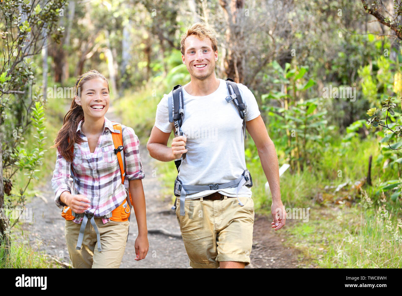 Quelques activités de plein air - Randonnée Les randonneurs heureux marchant dans la forêt. Couple randonneur rire et sourire. Groupe multiracial, man et woman sur Big Island, Hawaii, USA. Banque D'Images