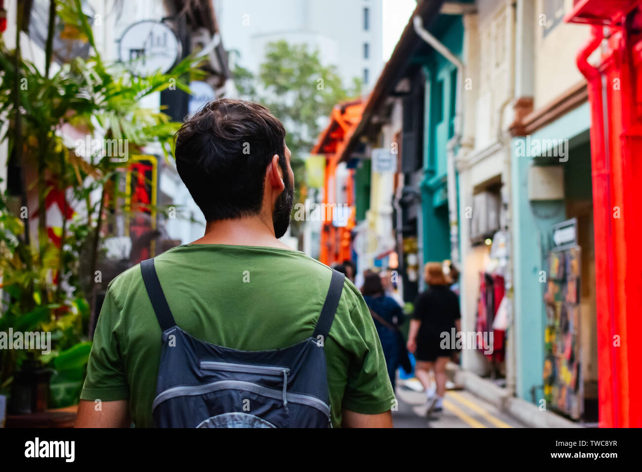 Jeune homme backpacker dos faire une promenade découverte d'une ville Banque D'Images