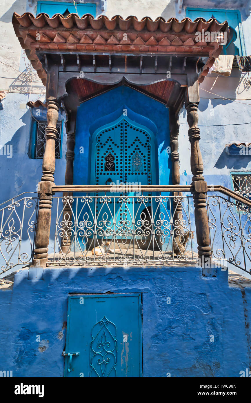 L'architecture arabe. Belle porte de style marocain. Photo taken in Chaouen, la soi-disant ville bleue, une belle ville visitée par les touristes d'arou Banque D'Images