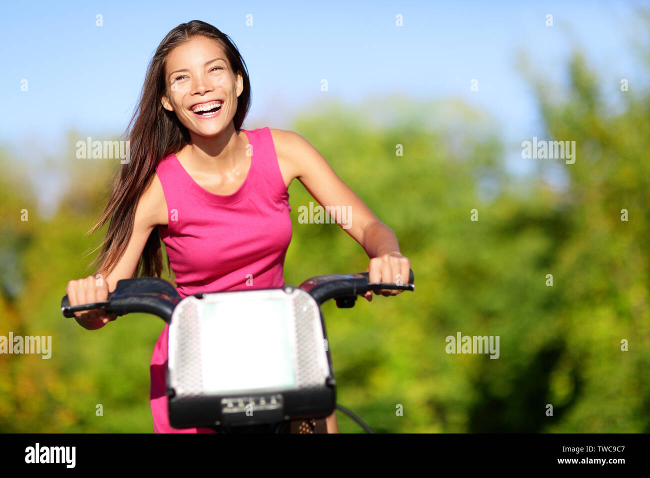 Asian woman bicyclette dans le parc à vélo. Happy girl sur le vélo Le vélo en plein air en été souriant de joie pendant l'activité de plein air. Banque D'Images