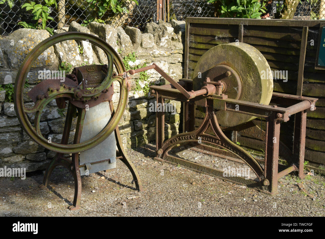 Vieux redondants actionnés d'outils agricoles. Un hachoir de racine et d'un affûtage outil.roue de grès sur une ferme dans la presqu'île de Purbeck, Dorset, Banque D'Images
