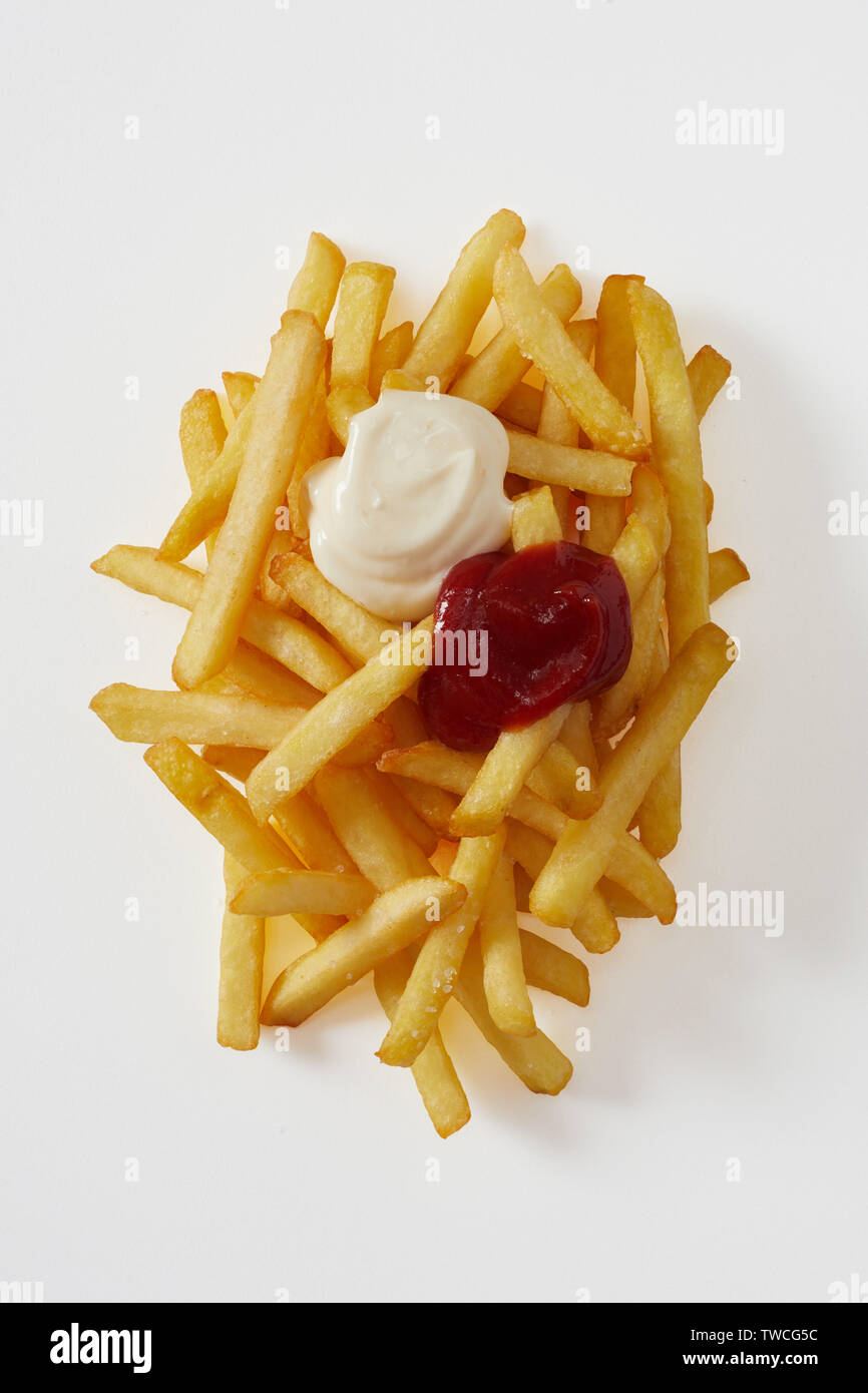 Partie de golden fried chips de pomme de terre, pommes frites ou frites avec de la mayonnaise et les vinaigrettes ketchup vue d'en haut isolated on white Banque D'Images