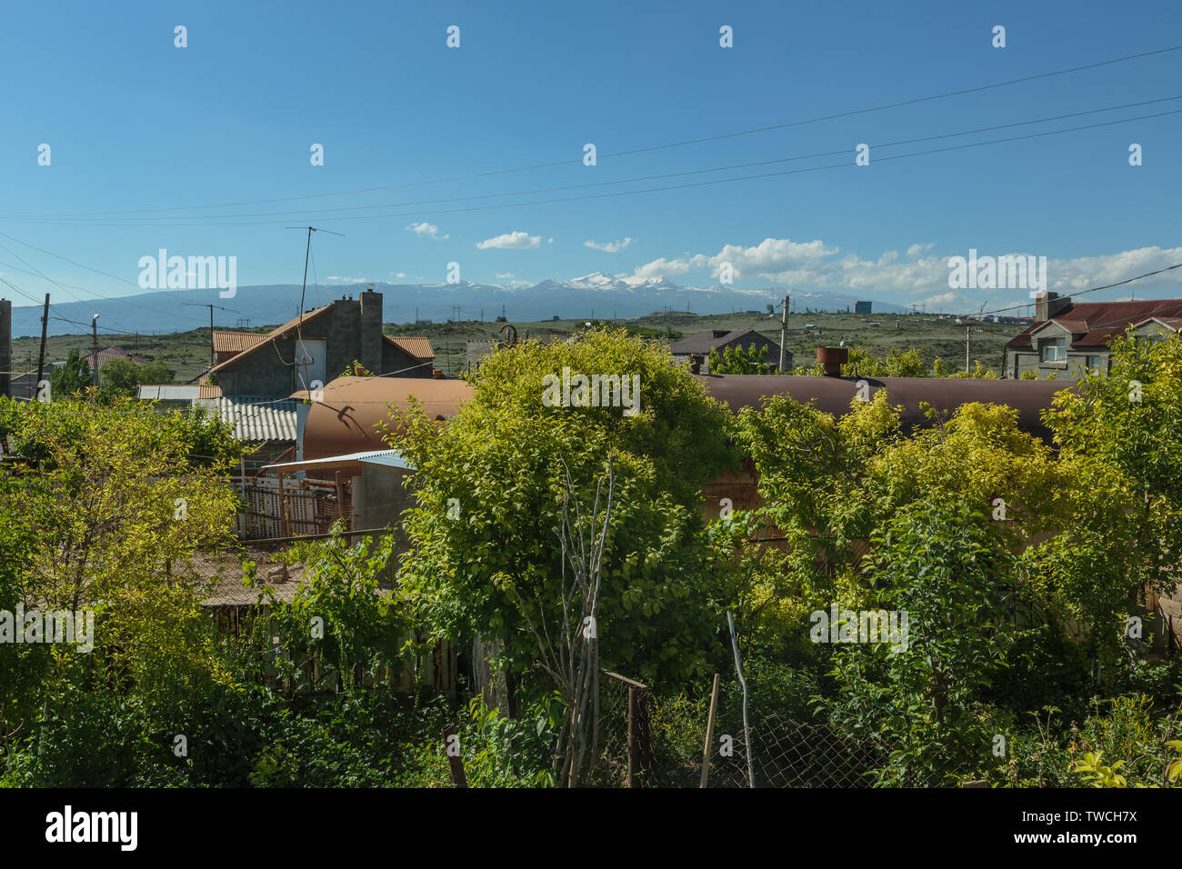 Photo de maisons d'un village avec des arbres en arrière-plan de montagnes Banque D'Images