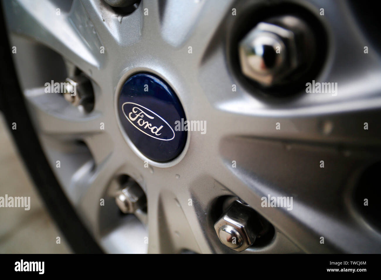 Ford Motor Company logo sur une Ford Transit van personnalisé. Banque D'Images