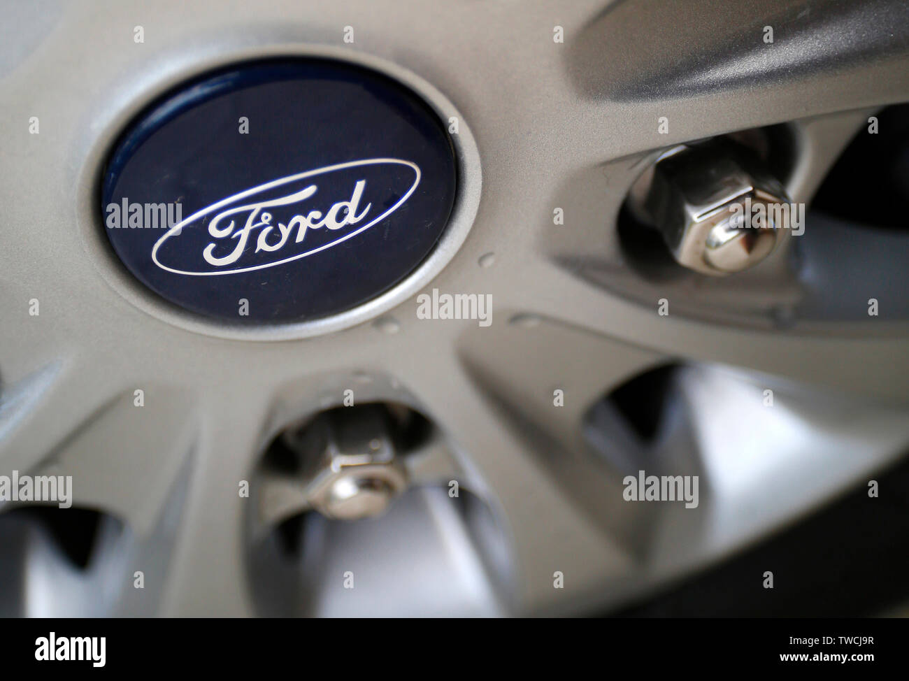 Ford Motor Company logo sur une Ford Transit van personnalisé. Banque D'Images