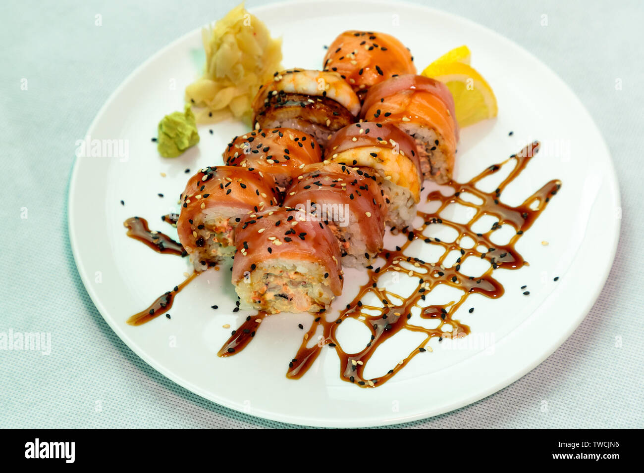 Photo de rouleaux japonais dans une assiette blanche Banque D'Images