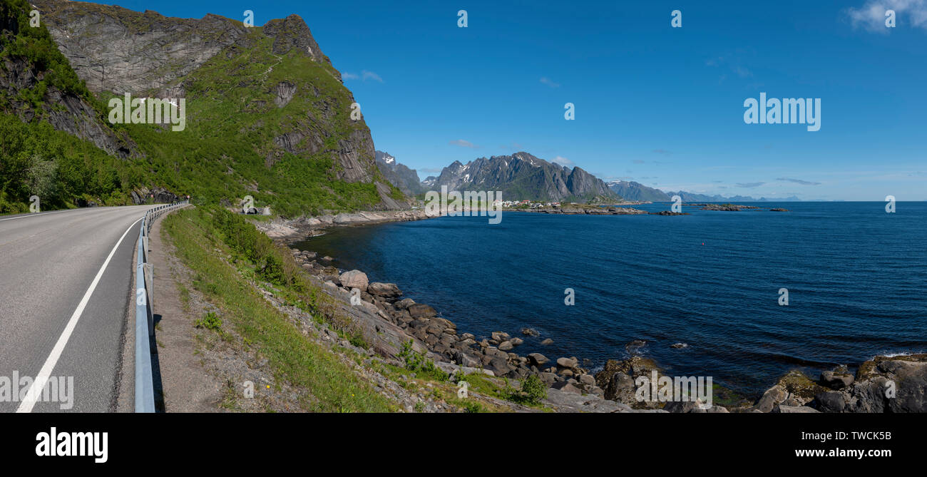 Route de Reine de Moskenes, îles Lofoten, Norvège Banque D'Images