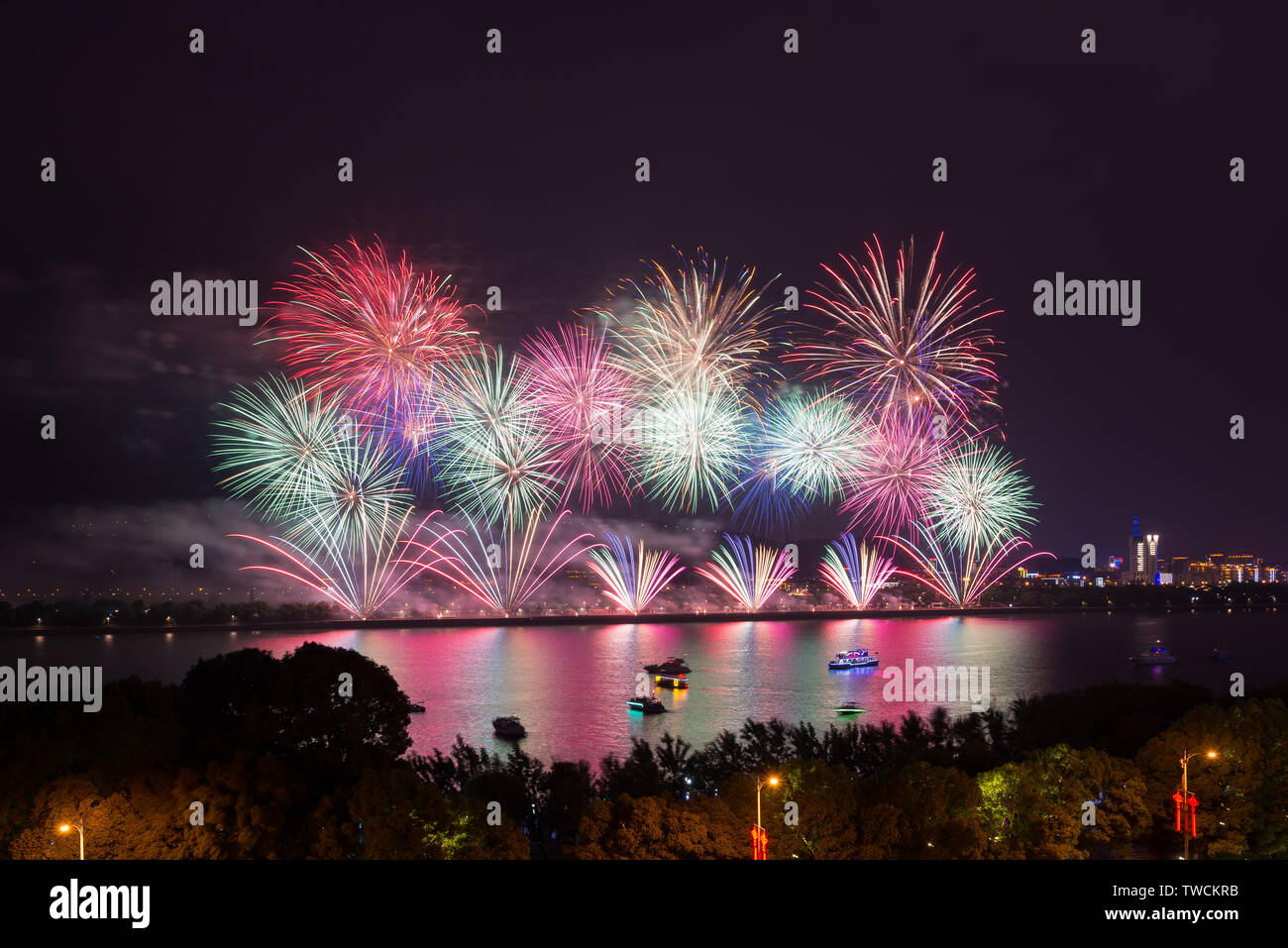 Le 1 mai, 2018 à 20 h 30 Aoting Chau Scenic Area set off pour célébrer la Journée internationale du Travail, 2018 La Musique du thème d'artifice semer un nouvel espoir, ce Fireworks est divisé en six parties, prelude, le premier chapitre de personnes exceptionnelles, le deuxième chapitre l'innovation intelligente, le troisième chapitre de labourer et s'efforcer, le quatrième chapitre parfum de récolte et la fin. Banque D'Images