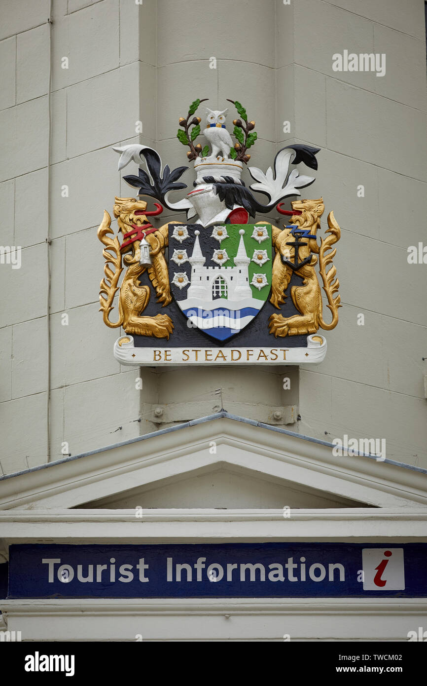 Doncaster, dans le Yorkshire du Sud armoiries au-dessus du centre-ville Informations touristiques shop doorway Banque D'Images