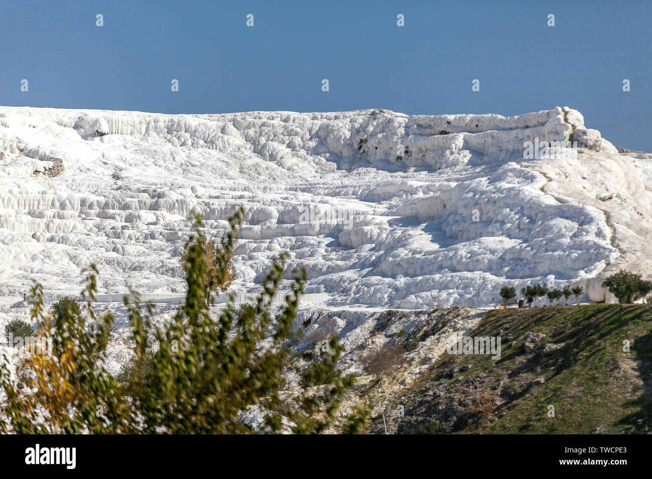 Travertins blancs dans la ville antique d'Hiérapolis à Pamukkale, Turquie. Banque D'Images