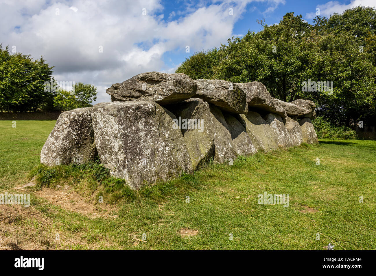 Beau monument mégalithique en Bretagne entouré de pelouses et d'arbres Banque D'Images