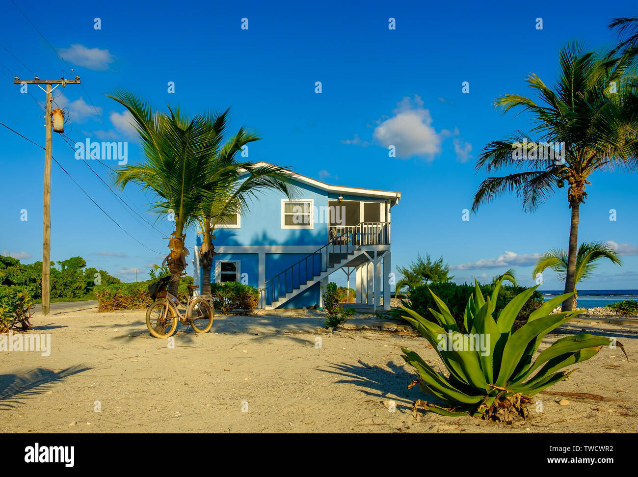 La petite Caïman, Îles Cayman, Nov 2018, deux étages maison bleue par la mer des Caraïbes Banque D'Images