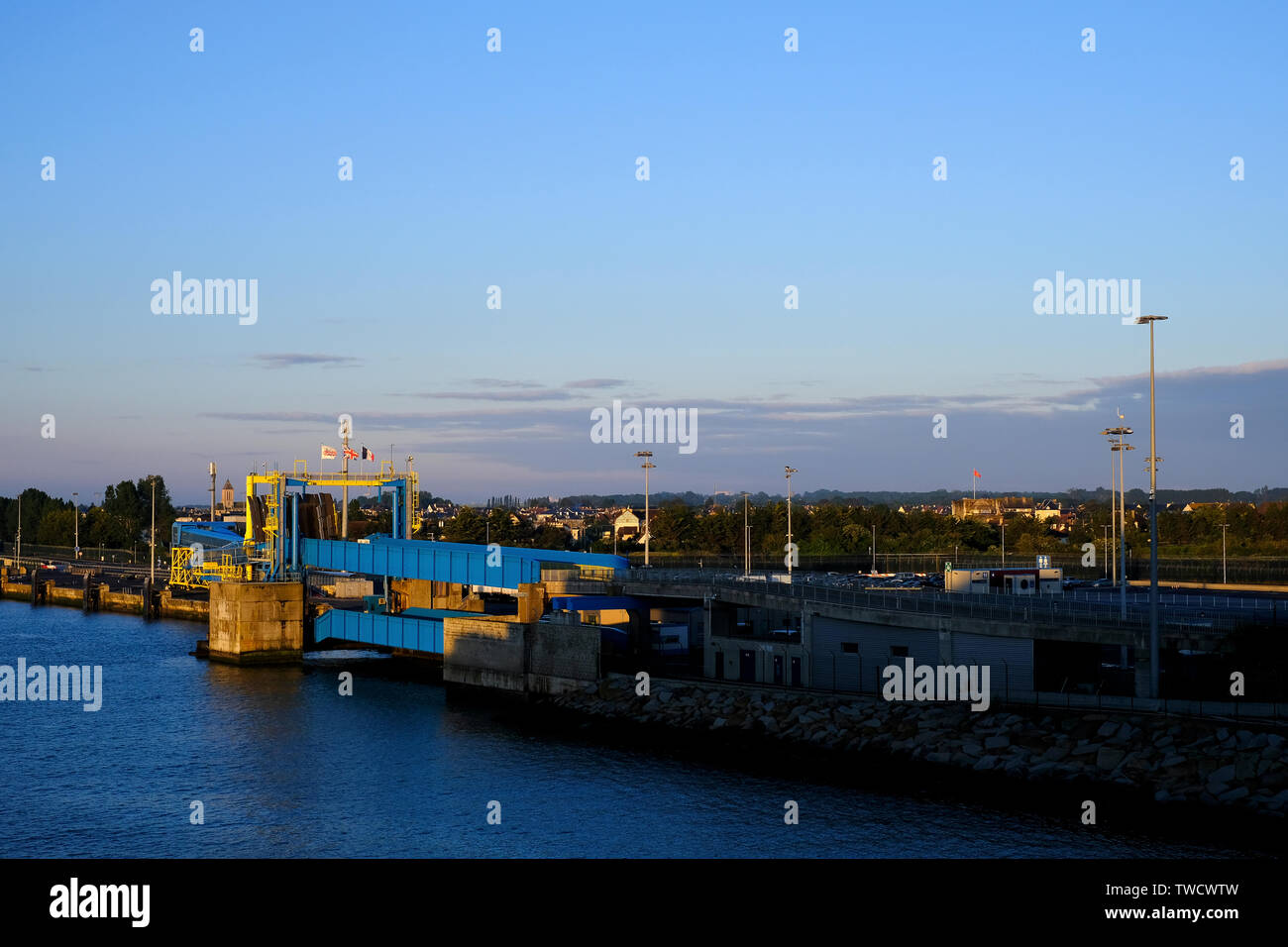Le port ferry de Caen-Ouistreham tôt le matin Banque D'Images