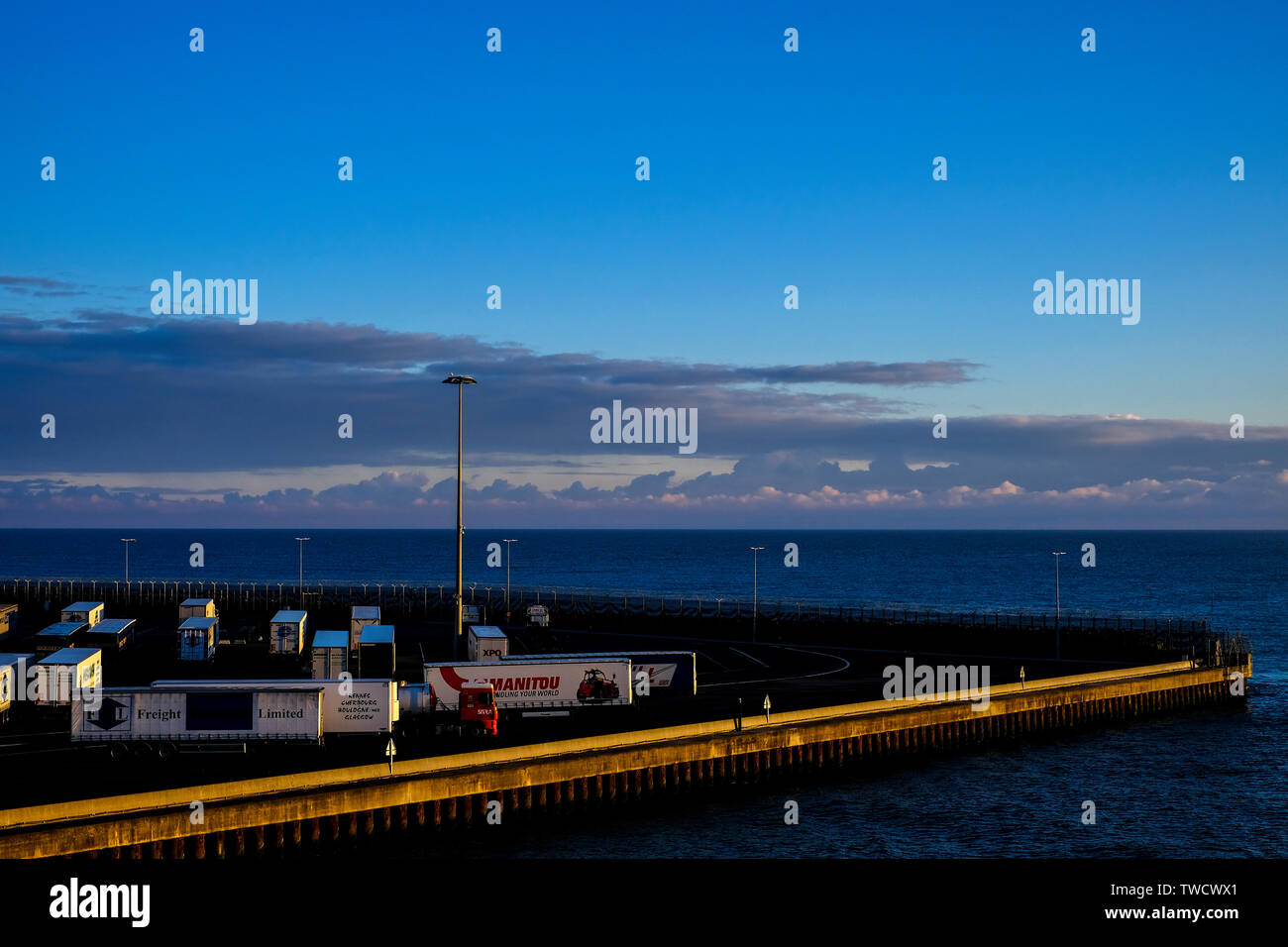 Le port ferry de Caen-Ouistreham tôt le matin Banque D'Images