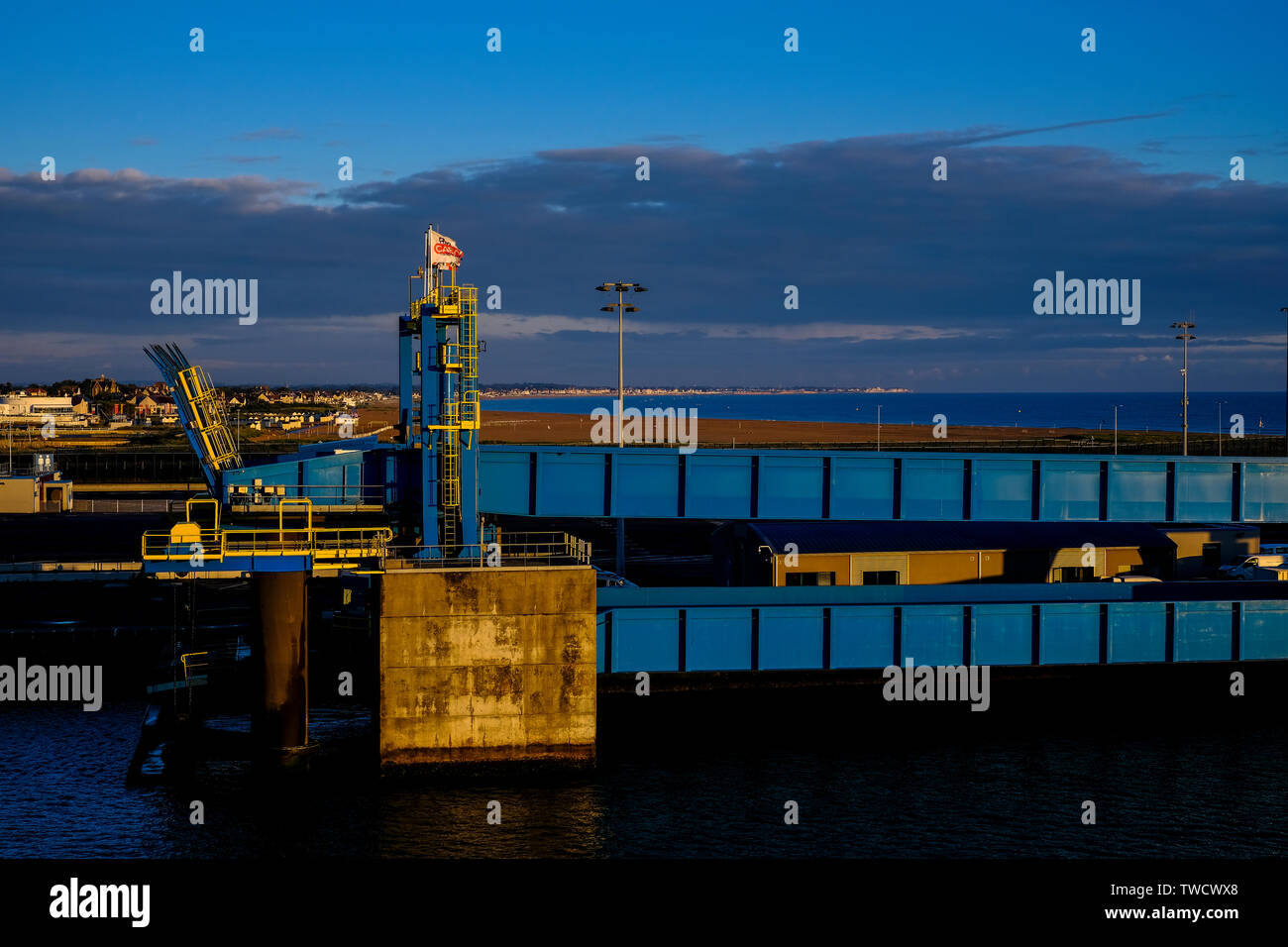 Le port ferry de Caen-Ouistreham tôt le matin Banque D'Images