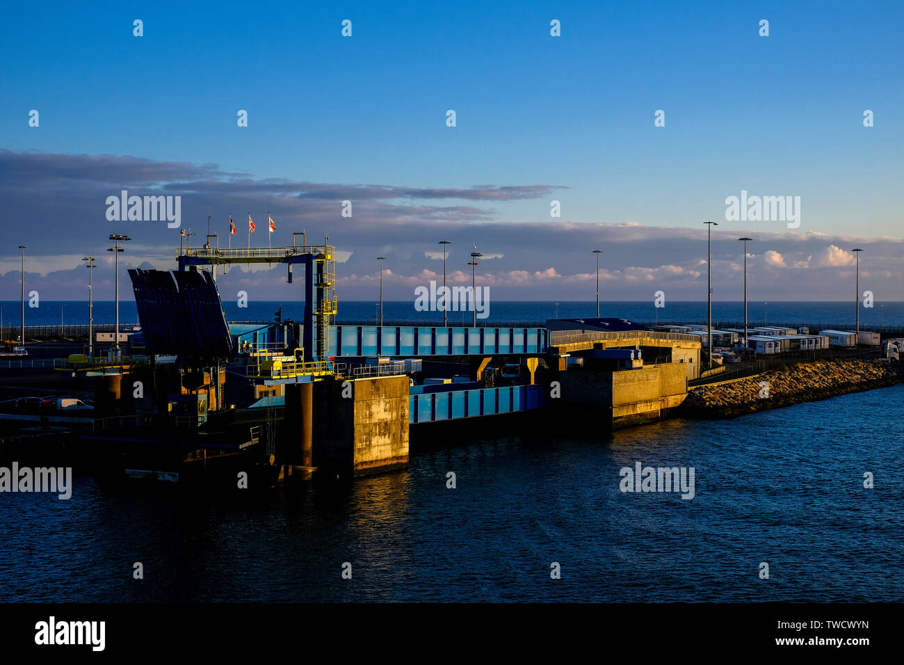 Le port ferry de Caen-Ouistreham tôt le matin Banque D'Images