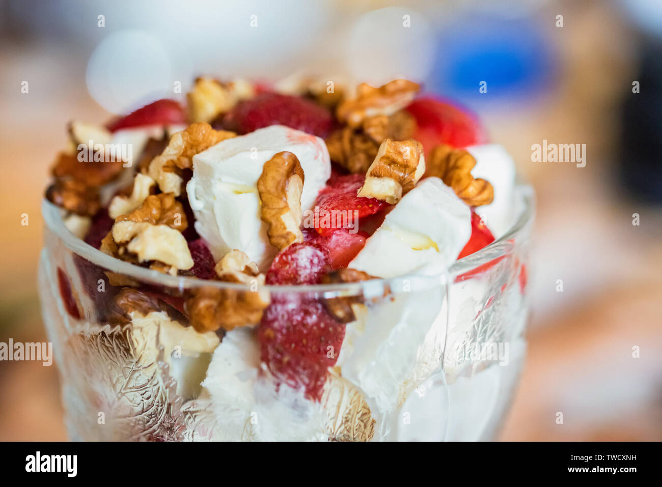 Glace vanille et fraise à noyer dans un bol sur l'arrière-plan flou Banque D'Images