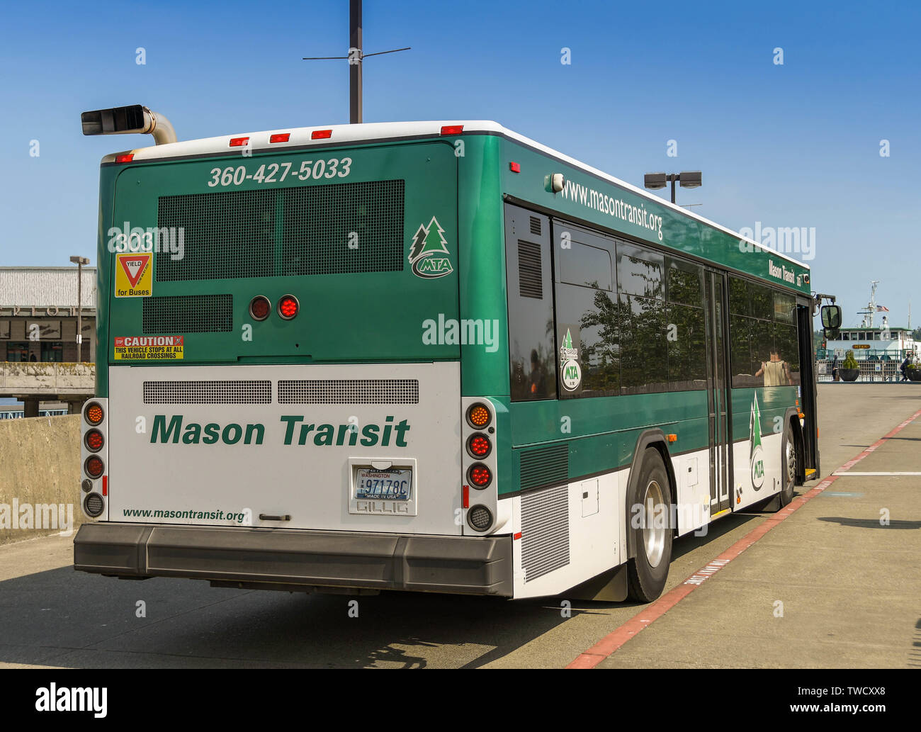 BREMERTON, Washington State, USA - Juin 2018 : bus de service public exploité par Mason en stationnement Transport en commun à la gare maritime de Bremerton, WA. Banque D'Images