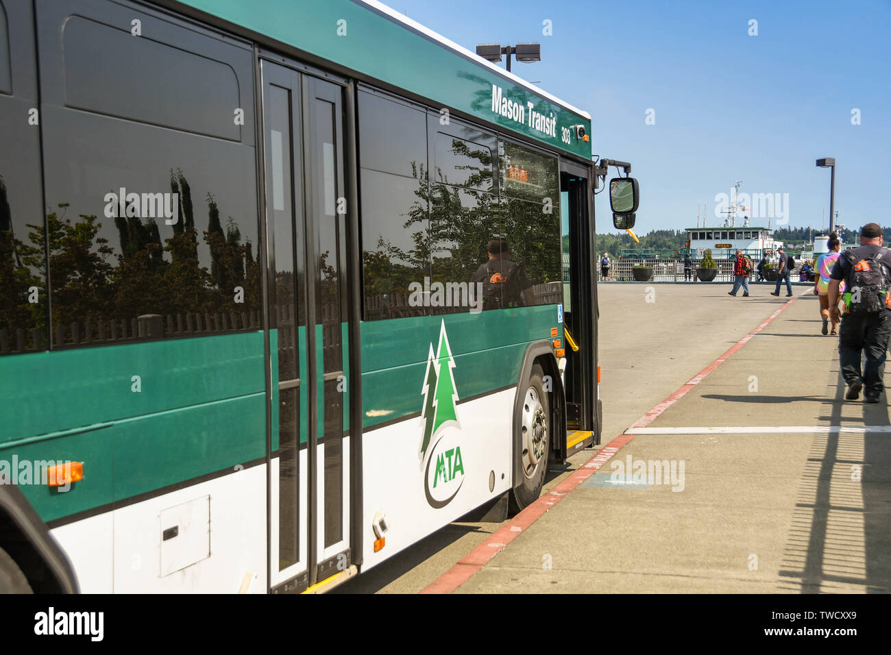 BREMERTON, Washington State, USA - Juin 2018 : bus de service public exploité par Mason en stationnement Transport en commun à la gare maritime de Bremerton, WA. Banque D'Images