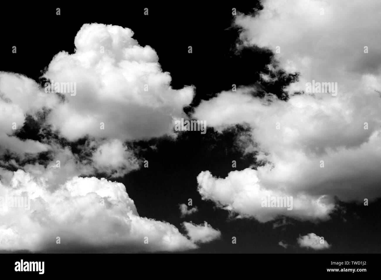 Les cumulus avec des modèles naturels aux beaux jours au printemps Banque D'Images