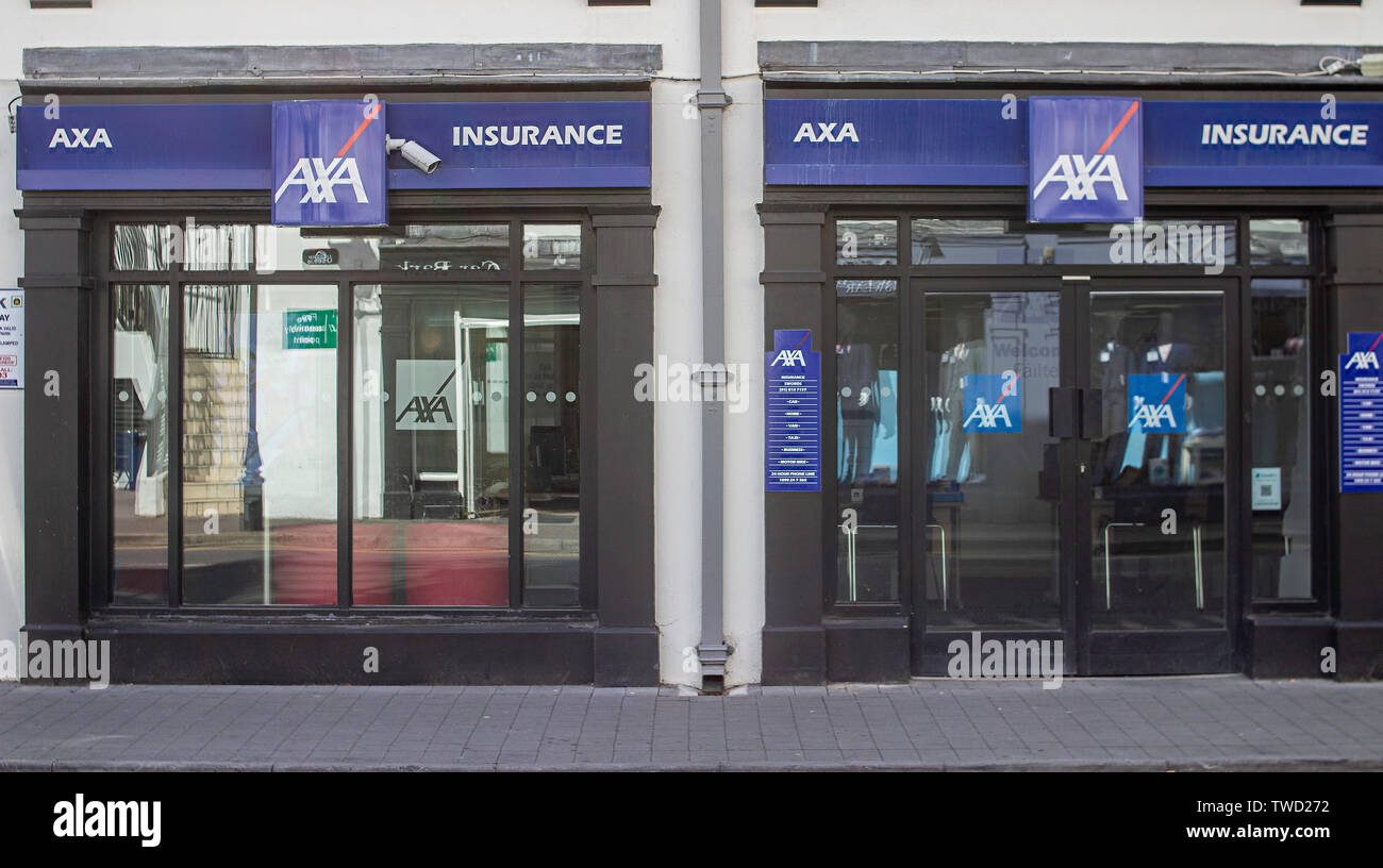 Une succursale de la compagnie d'assurance AXA à Swords, comté de Dublin, Irlande. Banque D'Images