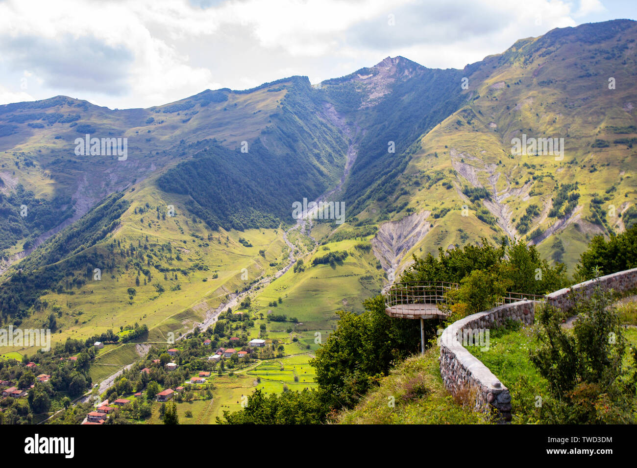 Un petit village de montagnes du Caucase, la Géorgie Banque D'Images