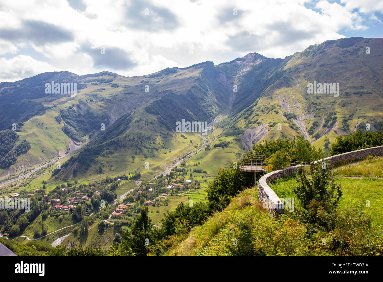 Un petit village de montagnes du Caucase, la Géorgie Banque D'Images