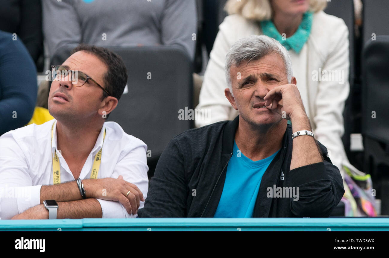 Londres, Royaume-Uni. 19 Juin, 2019. Apostolos Tsitsipas (droite) (père & coach de Stefanos Tsitsipas de Grèce) au cours de la 3e journée de Championnat de Tennis 2019 l'Fever-Tree au Queen's Club, Londres, Angleterre le 18 juin 2019. Photo par Andy Rowland. Credit : premier Media Images/Alamy Live News Banque D'Images
