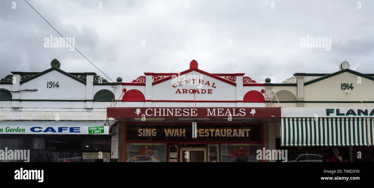 Très belle façade d'un immeuble 1914 avec rendu parapet et fronton, à Tenterfield, New South Wales, Australie Banque D'Images