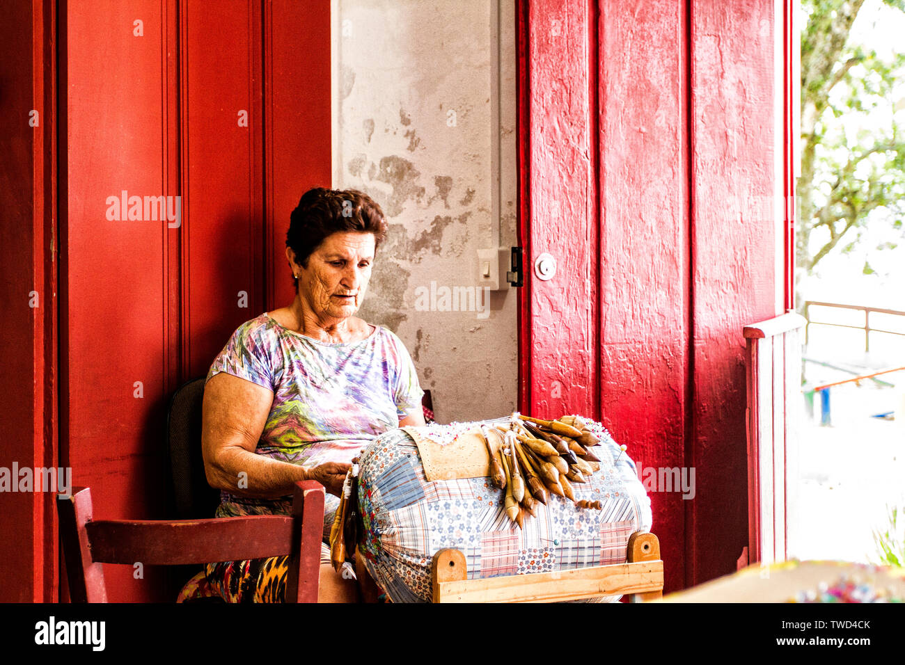 Femme Artisan faisant travailler dans la dentelle, de Sambaqui à Santo Antonio de Lisboa district. Florianopolis, Santa Catarina, Brésil. Banque D'Images