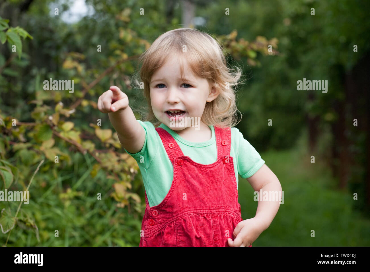 Petit enfant caucasian girl pointing avec index vue rapprochée Banque D'Images