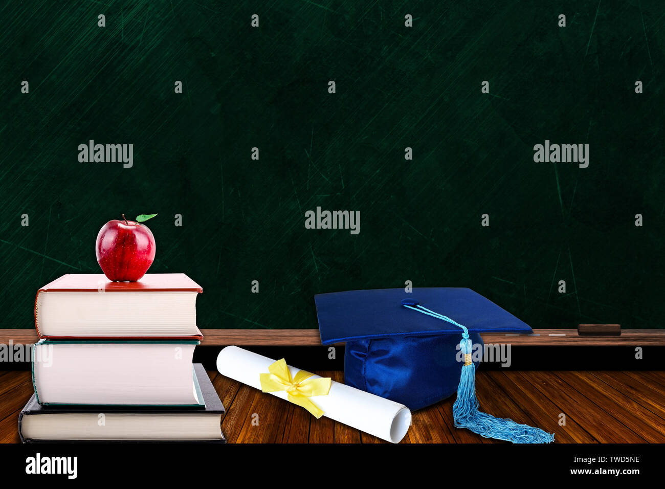 Concept de l'éducation avec graduation hat bleu et de diplôme et pile de livres avec apple sur tableau noir l'arrière-plan. L'espace de copie sur tableau. Banque D'Images