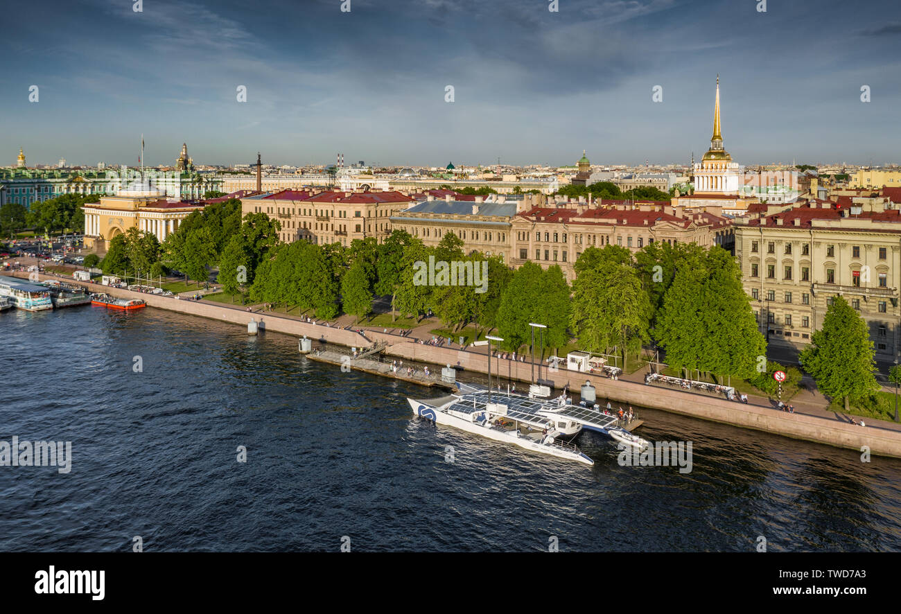 L'Observateur français de l'énergie du Catamaran contre les sites touristiques de la ville, travaillant pour la source d'énergie pure et renouvelable, l'énergie solaire, l'énergie éolienne, l'Amirauté Banque D'Images