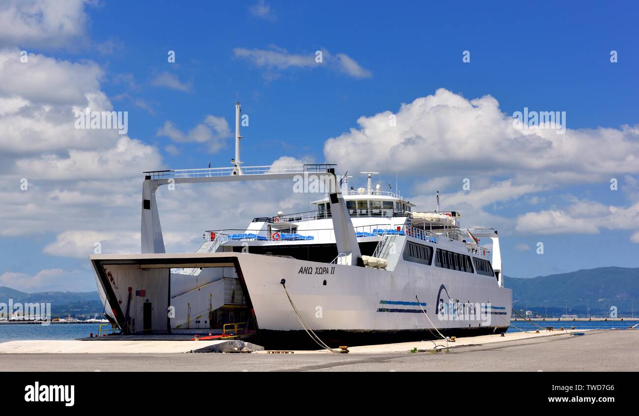 Nouveau port de Corfou,car-ferries en attendant de charger, Kerkyra, îles Ioniennes, Grèce Banque D'Images