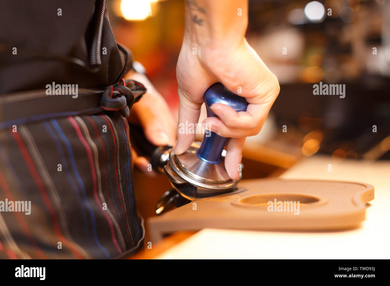 Serveuse et serveur sont en service Banque D'Images