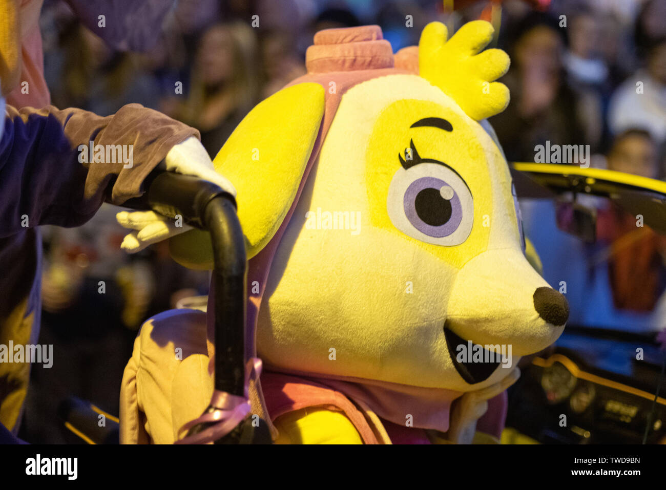 Tenerife, Espagne - 5 janvier 2019 : patrouille patte caractère personnalisé pendant trois rois Parade fête. Cabalgata de Reyes Magos, célébration de l'épiphanie traditionnels espagnols.. Banque D'Images