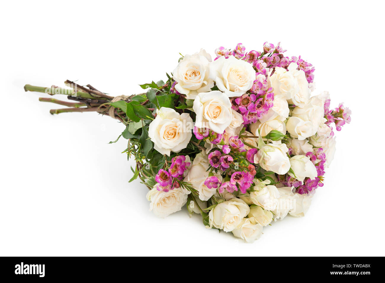 Beau bouquet de mariage avec des roses blanches sur fond blanc Banque D'Images