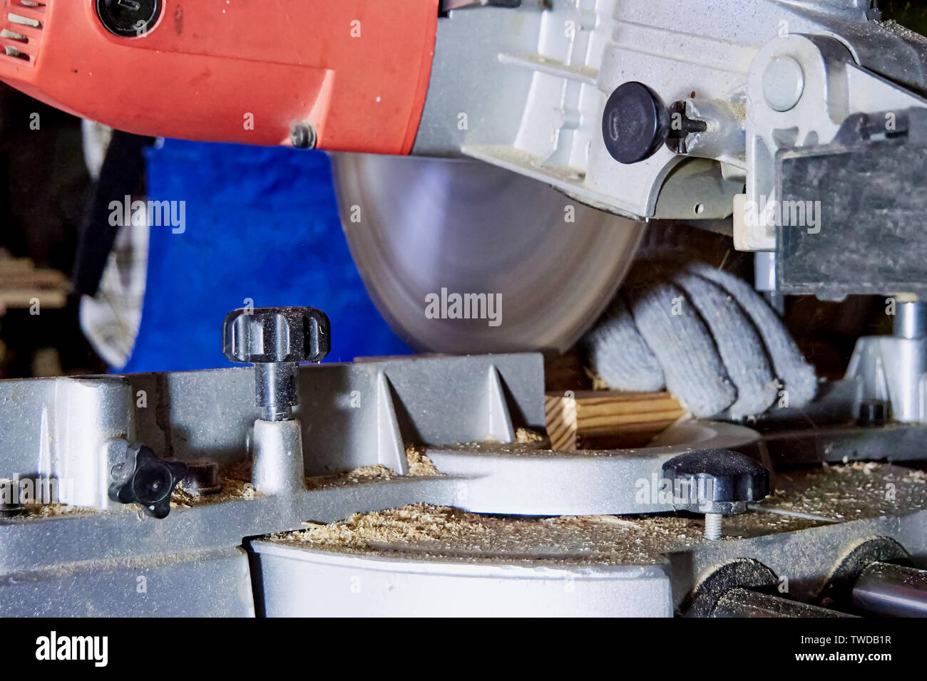 Carpenter travaille sur machines à bois dans l'atelier de menuiserie. Un homme travaille avec un arbre Banque D'Images