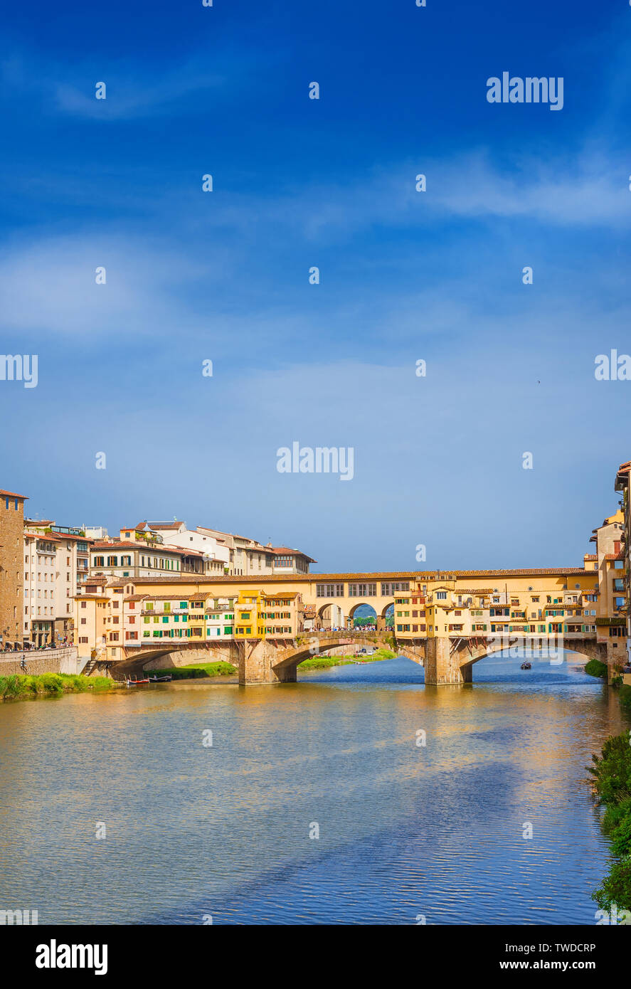 Sur le célèbre Ponte Vecchio (Vieux Pont) sur la rivière Arno, dans le centre historique de Florence (avec copie espace ci-dessus) Banque D'Images