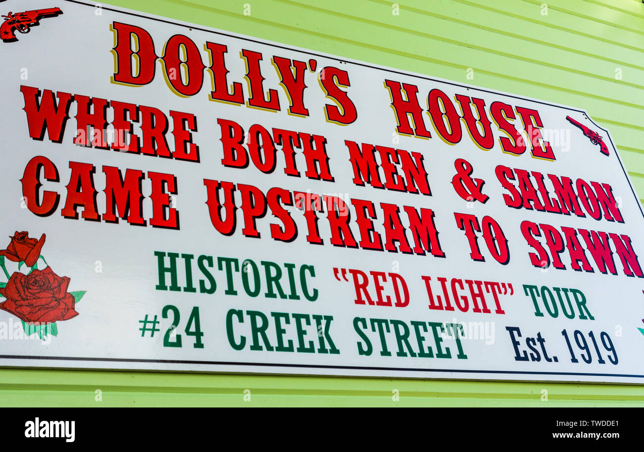 17 septembre 2018 - Ketchikan, Alaska : Inscrivez-vous sur le côté de l'ancien musée historique bordel mis Dolly's house' sur la populaire rue du Ruisseau. Banque D'Images