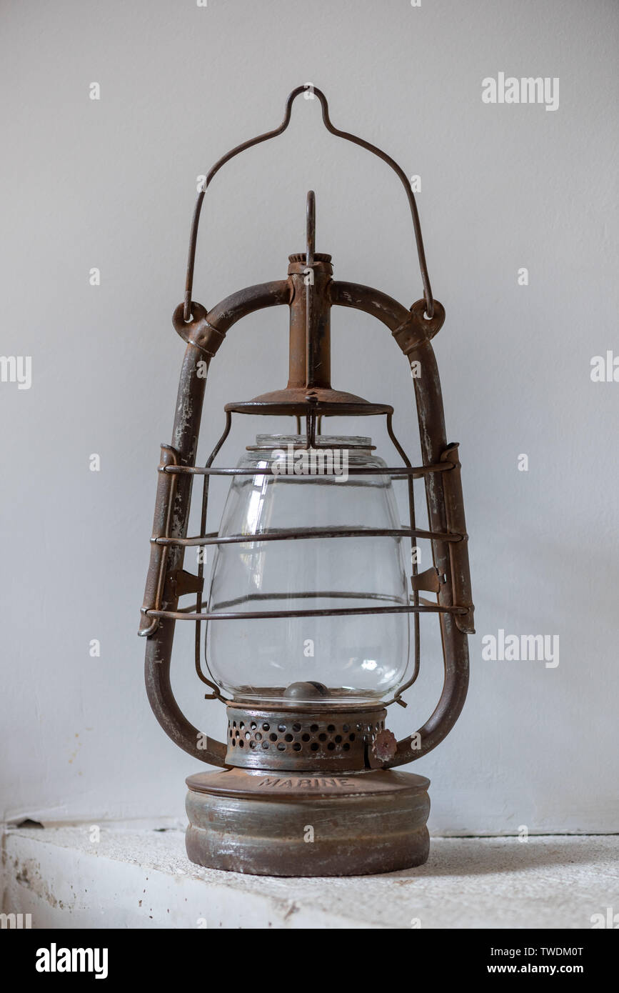 Lampe à huile ancienne vue rapprochée contre mur blanc Banque D'Images