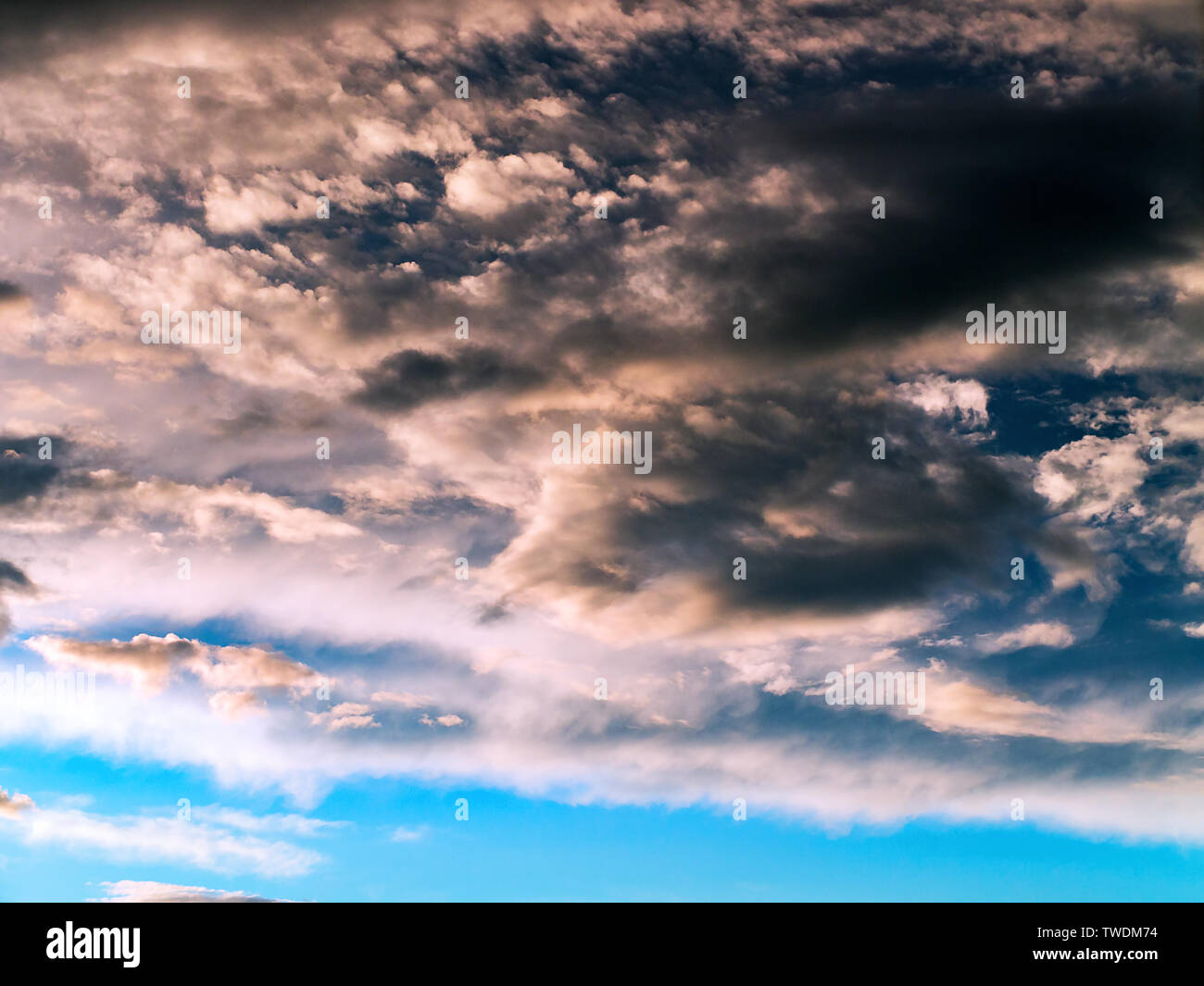 Coucher de soleil spectaculaire et coloré de gros nuages dans le ciel. Météo, orage, Cloudscape Arrière-plan. Banque D'Images