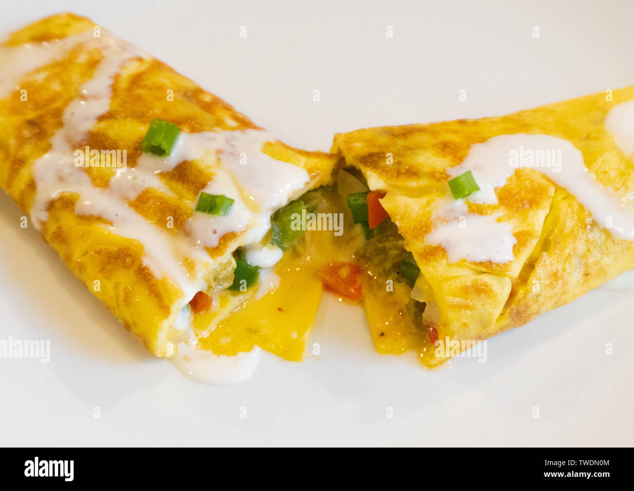 Un gros plan d'un style américain Denver omelette avec un conseil d'une influence mexicaine avec Queso Fresco sur le dessus. Banque D'Images