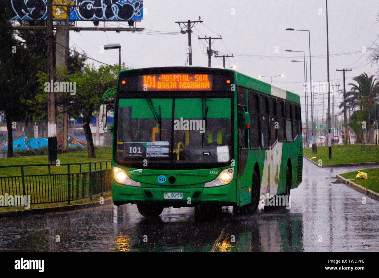 SANTIAGO, CHILI - Septembre 2017 : un bus Transantiago un jour de pluie Banque D'Images