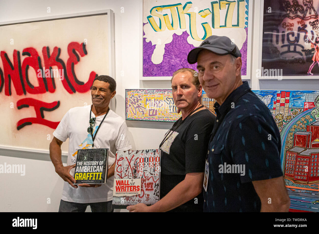 Brooklyn, États-Unis. 19 Juin, 2019. Trois de l'original "Mur des écrivains, ' (l à r) : JEC, Mike 171 et 171 SJK) au-delà de la rue, le premier ministre exposition de graffiti, street art et au-delà a ouvert ses portes à Brooklyn, New York le 19 juin 2019. L'énorme show célèbre plus de 150 artistes de partout dans le monde, y compris Shepard Fairey, Beastie Boys, Glen E. Friedman, SWOON et filles de guérilla. Crédit : Michael Nigro/Alamy Live News Banque D'Images